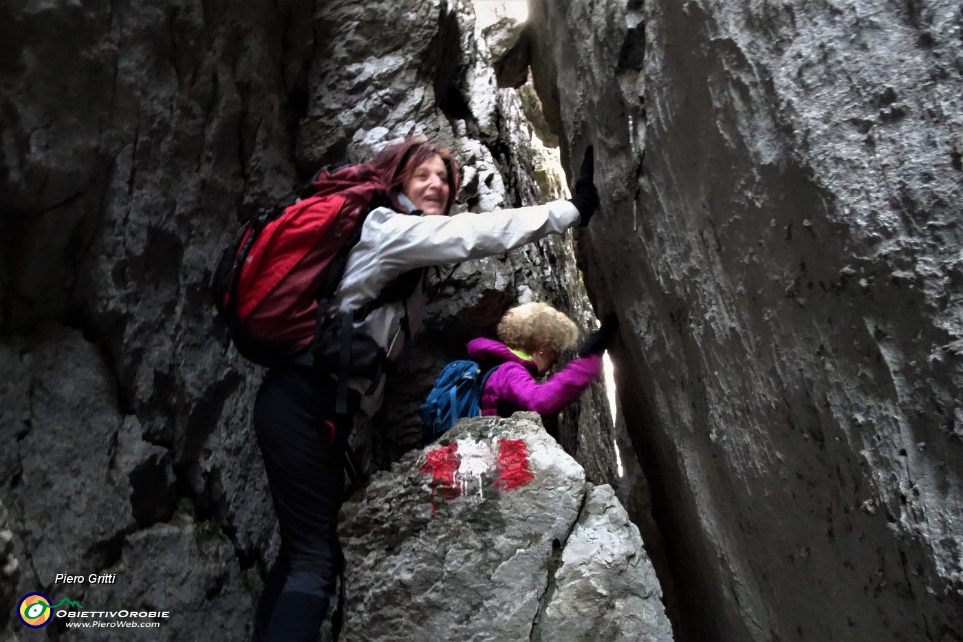 23 Nella suggestiva strettoia rocciosa del Buco della Carolina.JPG